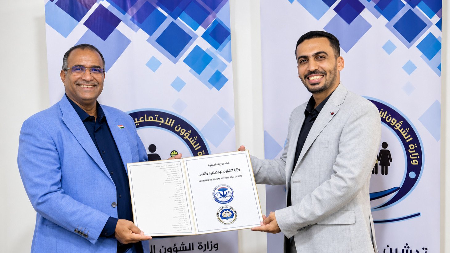 وزير الشؤون الاجتماعية والعمل يلتقي رئيس مؤسسة شروين للتنمية الإنسانية لاعتماد الرؤية الاستراتيجية الاقتصادية للمؤسسة .